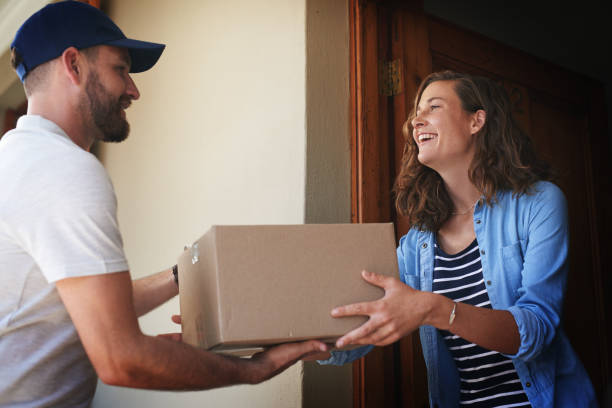 Made-to-measure boxes - courier making a delivery