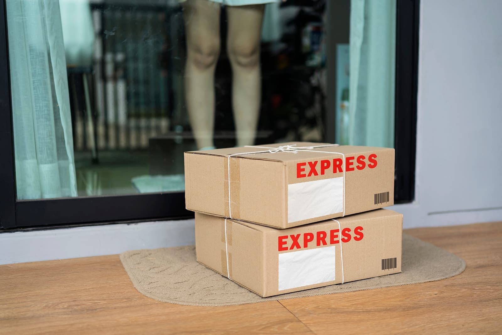 Packaging filler - Express parcel delivery outside front door