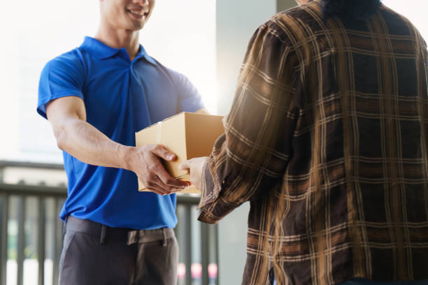 boxes made to measure - man making a home delivery